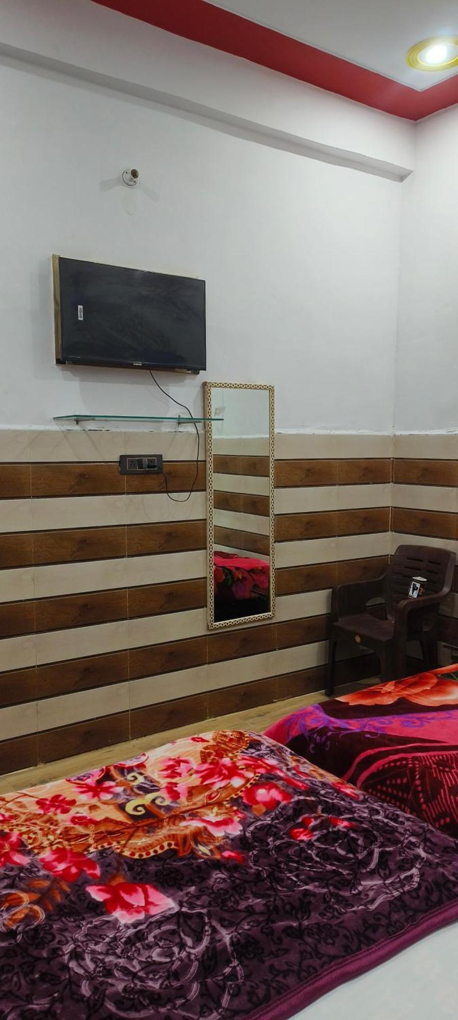 K.d.dham Near Prem Mandir1 Guest house *