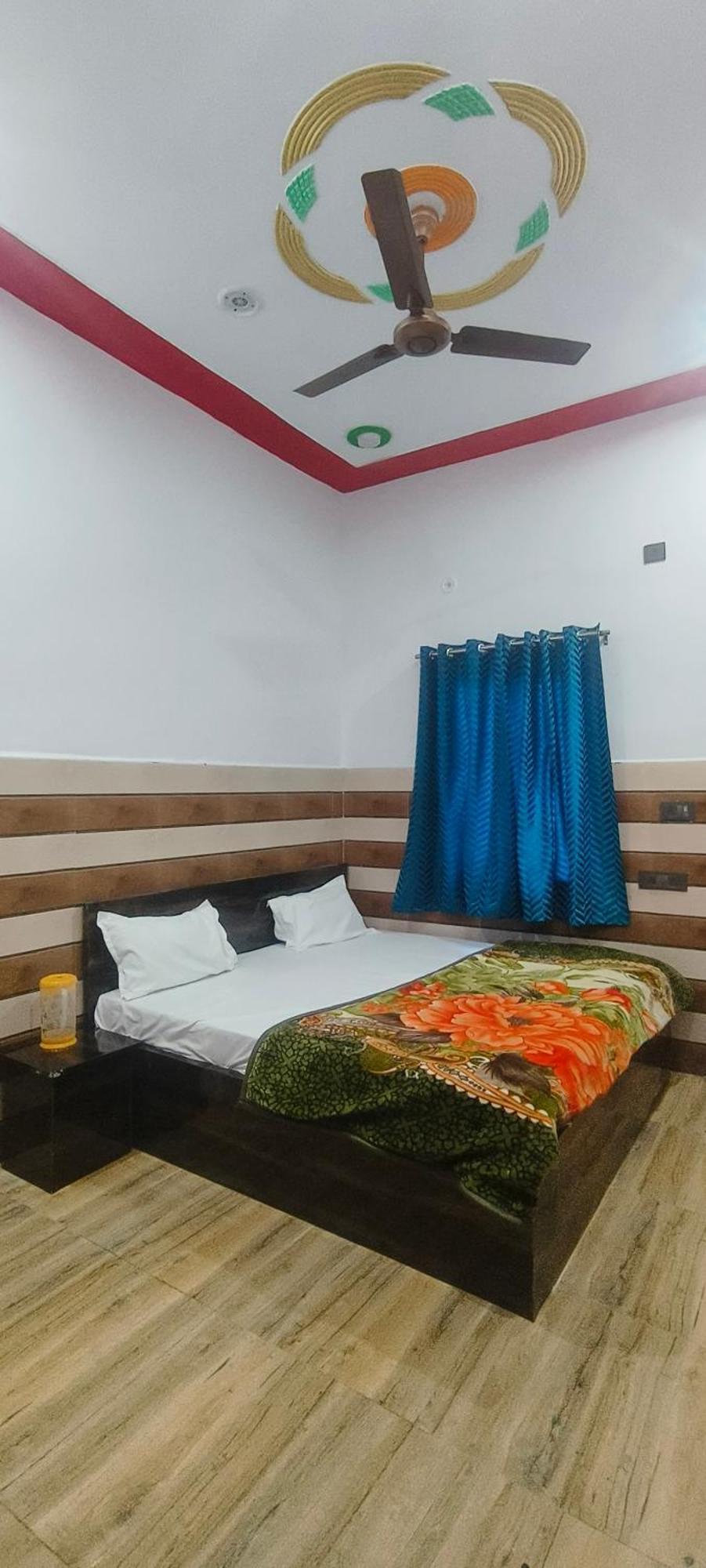 K.d.dham Near Prem Mandir1 Guest house *