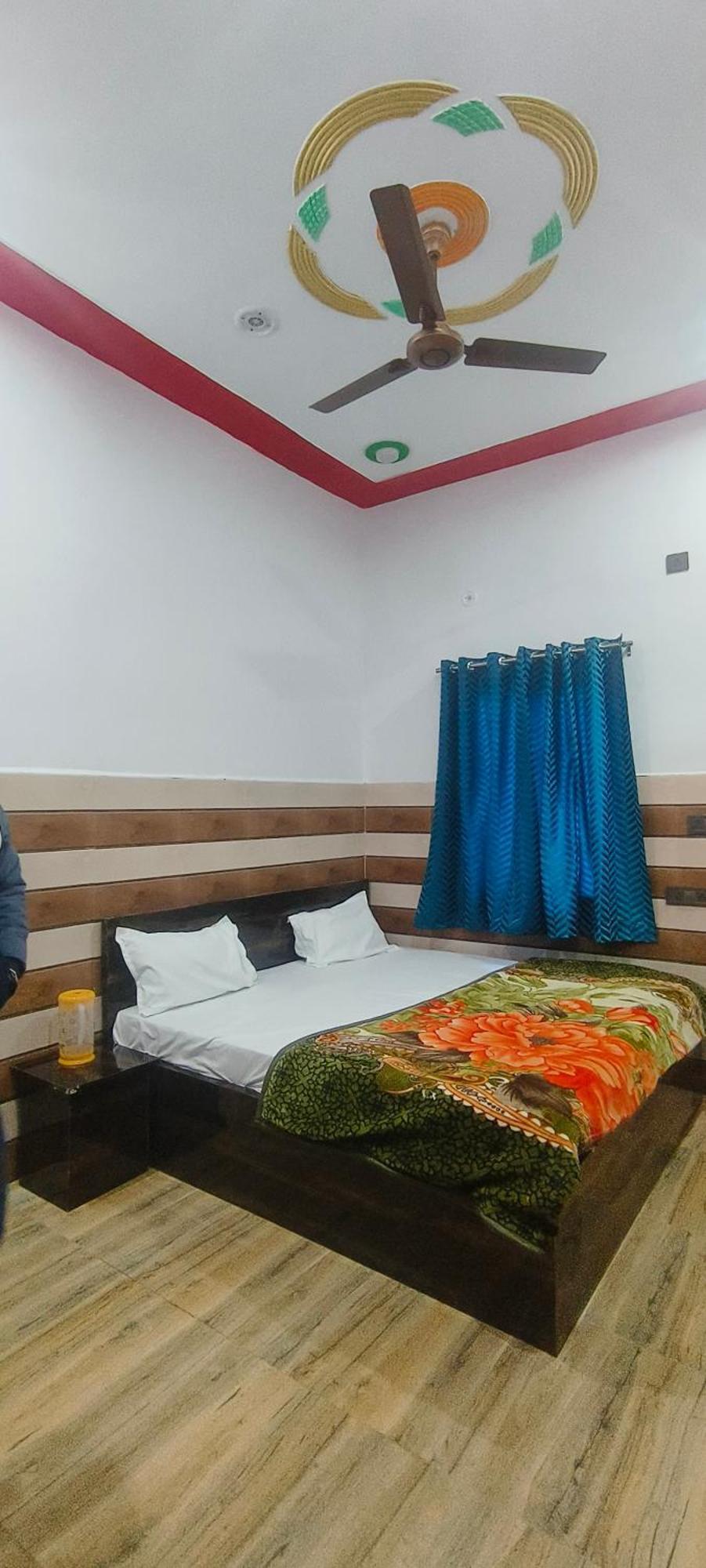 K.d.dham Near Prem Mandir1 Guest house *